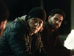 Aksi Edgar Ramirez dan Luke Bracey dalam Point Break Malam Ini