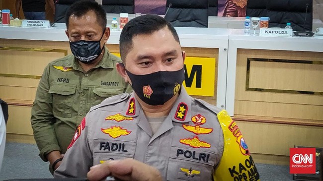 Kapolda Jatim Bagikan Obat Herbal China ke Pasien Corona Obat herbal asal China tersebut diklaim mampu menyembuhkan pasien positif terinfeksi virus corona dengan gejala ringan sampai sedang.