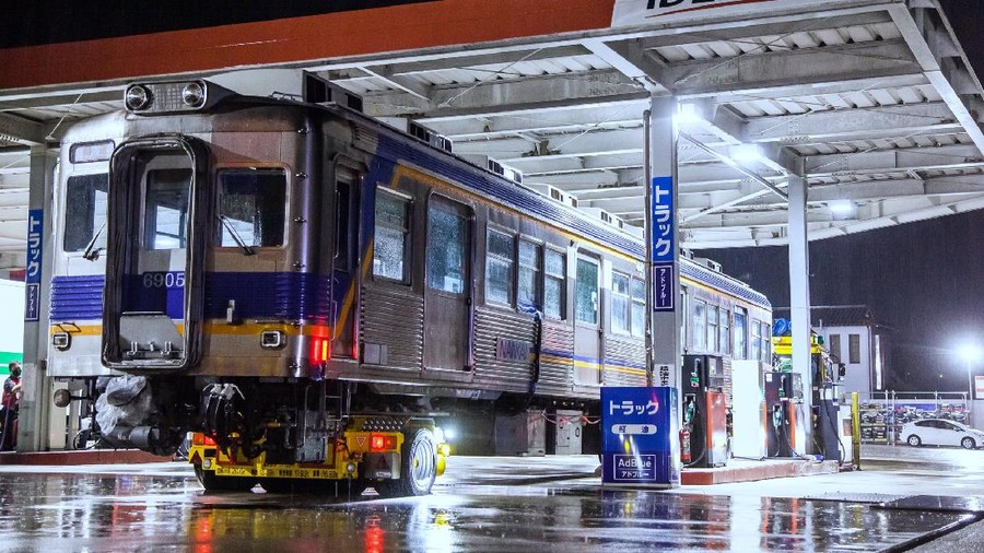 Kereta di Pom Bensin