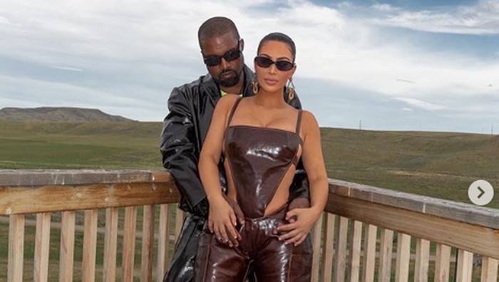 Kim Kardashian Kembali 'Bersanding' dengan Kanye West dan Kenakan Gaun Pengantin Balenciaga! Ada Apa? Kim Kardashian Kembali 'Bersanding' dengan Kanye West dan Kenakan Gaun Pengantin Balenciaga! Ada Apa?
