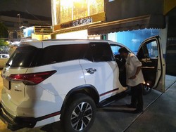 Detik-detik Mobil Pengusaha Isi Cek Rp 43 M Dipecah Kaca di Kemang
