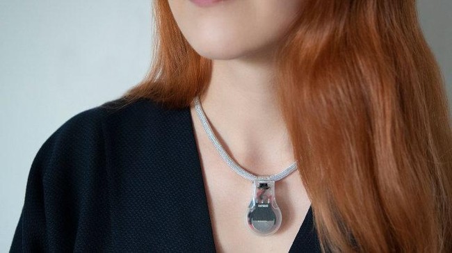 NASA menamai kalung anti virus Corona itu dengan julukan Pulse dan dibuat dari sebuah liontin yang dicetak secara 3D menggunakan sensor proximity
