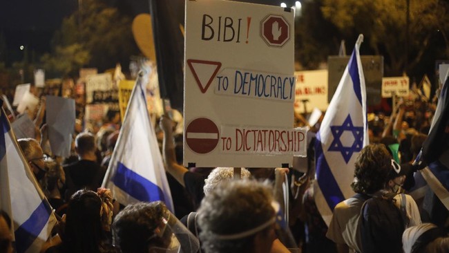 Ribuan warga Israel berdemo mendesak PM Benjamin Netanyahu mundur dari jabatannya karena skandal korupsi yang menjeratnya.