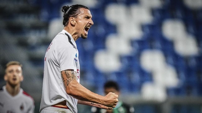 Zlatan Ibrahimovic tampil menggila dengan mencetak dua gol dan membawa AC Milan menang 2-1 atas Sassuolo di Liga Italia.
