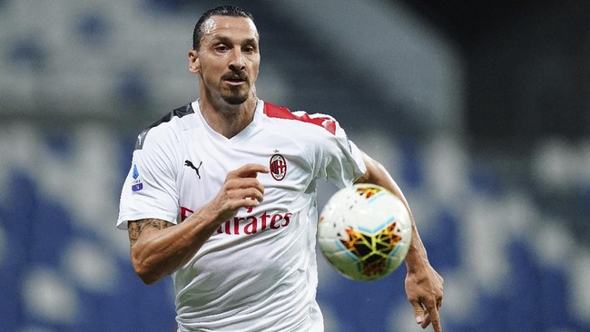 Dicampakkan salah satu tim promosi Liga Inggris, Leeds United, Zlatan Ibrahimovic malah pamer bikin gol di laga Sassuolo vs AC Milan.