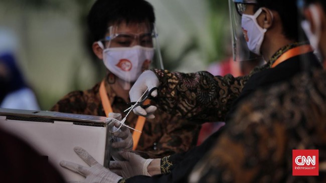 Pesinetron Adly Fairuz maju sebagai calon bupati Karawang mendampingi Yesi Karya Lianti. Mereka akan melawan calon petahana Cellica Nurrachdiana.