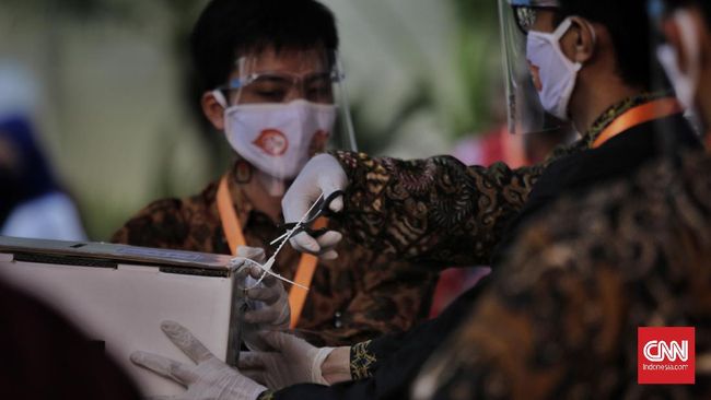 KPU Tetapkan 3 Paslon Pilbup Karawang, Termasuk Adly Fairuz Pesinetron Adly Fairuz maju sebagai calon bupati Karawang mendampingi Yesi Karya Lianti. Mereka akan melawan calon petahana Cellica Nurrachdiana.