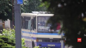 VIDEO: Pria Bersenjata Sandera Bus Penuh Penumpang