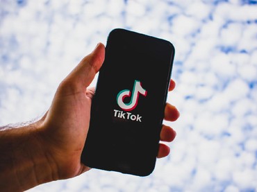 img-title Lirik Lagu Dame Un Grrr yang Lagi Viral di TikTok