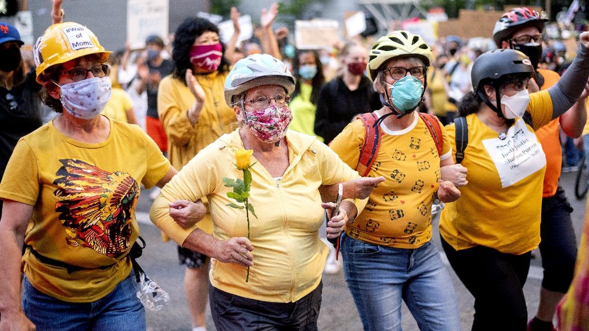 FOTO: Bentrok Demo Antirasis dan Aparat AS di Portland