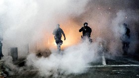 FOTO: Bentrok Demo Antirasis dan Aparat AS di Portland