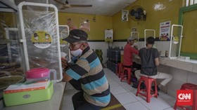 Nihil Aparat Awasi 20 Menit Makan di Warteg Bekasi saat PPKM