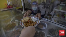 Penjual dan Pembeli Warteg-PKL Loksem DKI Harus Sudah Vaksin