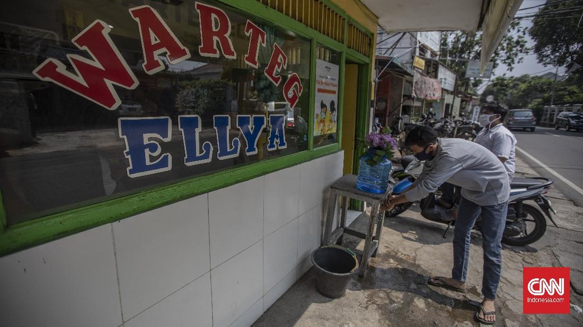 FOTO: Menengok Protokol Kesehatan di Warteg