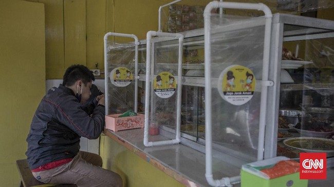 Aturan PPKM Level 4 yang berlaku hingga 2 Agustus membolehkan masyarakat makan di restoran dan tempat makan lainnya maksimal 20 menit.