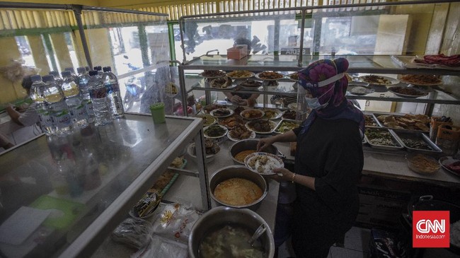 Polisi berharap pemilik warung makan serta masyarakat benar-benar mematuhi aturan maksimal 20 menit makan di tempat selama PPKM Level 4.