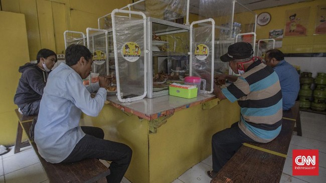 Pengamat menilai pemerintah daerah harus aktif turun tangan membantu warteg dari tekanan pandemi hingga terancam gulung tikar.