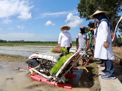Bupati Anas Dorong Petani Manfaatkan Alsintan untuk Optimalkan Hasil Pertanian
