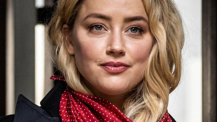 LONDON, ENGLAND - JULY 09: Amber Heard (red covering) is accompanied by her sister Whitney Heard (back L), her lawyer Jennifer Robinson (C), her personal assistant (R) and her girlfriend Bianca Butti (L) as she leaves the Royal Courts of Justice, Strand on July 9, 2020 in London, England. The Hollywood actor is taking News Group Newspapers, publishers of The Sun, to court over allegations that he was violent towards his ex-wife, Amber Heard, 34. (Photo by Chris J Ratcliffe/Getty Images )
