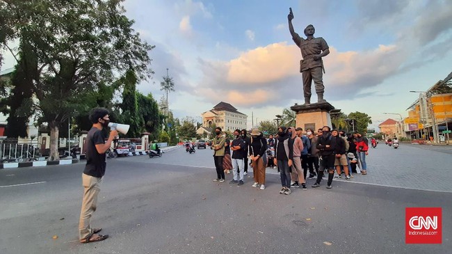Aksi kamisan mahasiswa di Kota Solo mengkritik soal ancaman politik demokrasi bagi demokrasi terkait pemilihan Gibran sebagai bakal calon wali kota.
