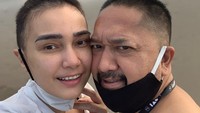 5 Potret Feby Febiola dan Suami yang Kompak Tampil dengan Rambut Hampir Botak