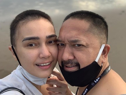 5 Potret Feby Febiola dan Suami yang Kompak Tampil dengan Rambut Hampir Botak