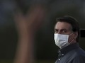 Belum Vaksin, Presiden Brasil Bolsonaro Makan di Trotoar
