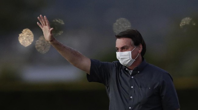 Presiden Brasil Jair Bolsonaro untuk ketiga kalinya kembali dinyatakan positif terinfeksi virus corona usai menjalani tes pada Rabu (22/7).