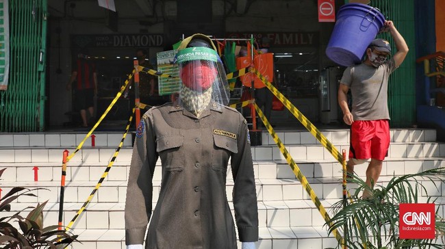 Warga dan pedagang menggunakan kantong plastik di Pasar Tebet, Jakarta, Jumat, 12 Juli 2019. Wahana Lingkungan Hidup (Walhi) menilai pemberlakuan cukai plastik tidak efektif untuk mengurangi jumlah sampah plastik yang tidak ramah lingkungan. Organisasi nonprofit tersebut menilai pemberlakuan cukai plastik, apalagi disertai aturan berdasarkan gradasi plastik bakal rentan dimanipulasi oleh industri.CNNIndonesia/Safir Makki