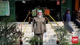 FOTO: Aktivitas Warga DKI di Tengah Rekor Positif Covid-19 Per Kamis (23/7), DKI mencatat rekor tertinggi tambahan kasus positif Covid-19, namun zona merah tinggal Jakpus dan Jakbar.