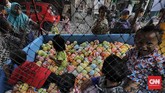 FOTO: Aktivitas Warga DKI di Tengah Rekor Positif Covid-19 Per Kamis (23/7), DKI mencatat rekor tertinggi tambahan kasus positif Covid-19, namun zona merah tinggal Jakpus dan Jakbar.