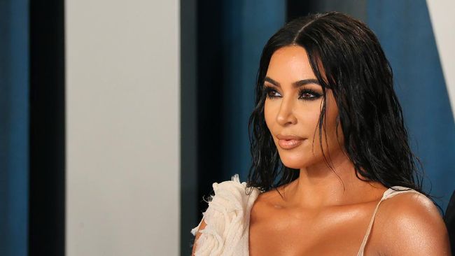 Kim Kardashian mengungkapkan kebahagiaannya menjalin hubungan dengan Pete Davidson.