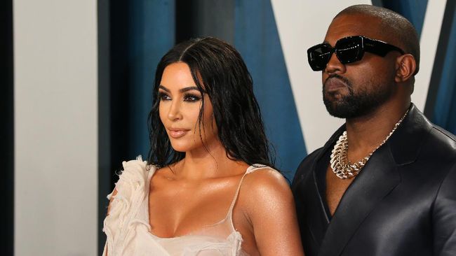 Kim Kardashian menangis hebat kala dirinya mencurahkan segala emosi dan perasaannya menghadapi masalah rumah tangga dengan Kanye West.