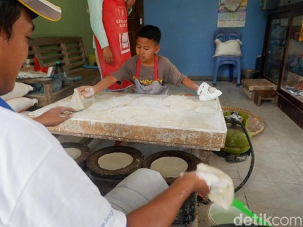 Haru! 3 Bocah Rawat Ibu Sakit Sendirian, Cari Nafkah di Rumah Tetangga
