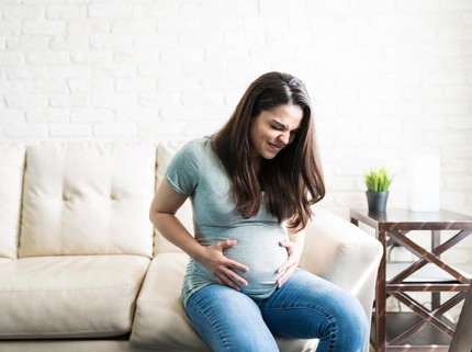 Penyebab Perut Ibu Hamil Terasa Kencang di Setiap Trimester, Cek juga Risikonya Bun