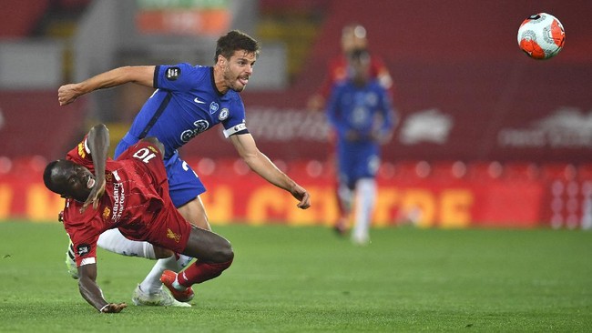 Kapten Chelsea Cesar Azpilicueta mengamuk di Stadion Emirates, markas Arsenal, saat timnya kewalahan meladeni permainan tuan rumah.