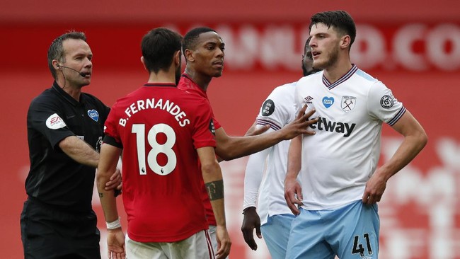 Manchester United salip Chelsea di peringkat ketiga klasemen Liga Inggris, perebutan empat besar semakin panas.