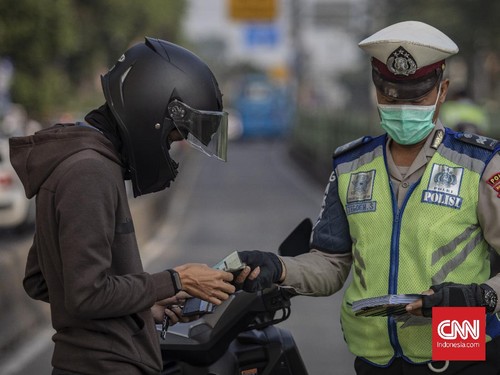 Petugas Kepolisian menindak pengendara motor dan mobil yang melanggar Di kawasan Pasar Rumput Manggarai, Jakarta, Kamis, 23 Juli 2020. Direktorat Lalu Lintas Polda Metro Jaya menggelar Operasi Patuh Jaya yang akan berlangsung selama 14 hari, atau sej