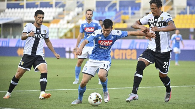 Napoli kalah dari Parma 1-2 di Stadion Ennio Tardini, I Partenopei gagal menyalip posisi AC Milan dan AS Roma.