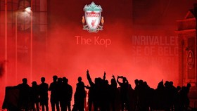 FOTO: Gemuruh Pendukung Liverpool di Luar Anfield