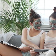 Mau Kulit Glowing Selama di Rumah? Coba DIY Masker dari Bahan Alami Ini!