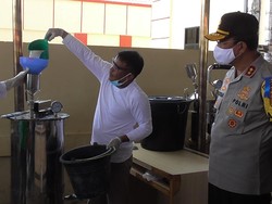 Polda Gorontalo-BPOM Olah Miras Cap Tikus Sitaan Jadi Hand Sanitizer