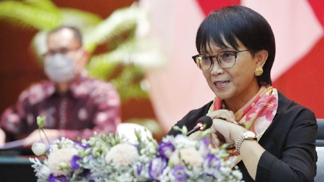 Menlu Retno Marsudi mengatakan Indonesia akan terus melindungi perairan Natuna dari sarang konflik Laut China Selatan yang kian memanas