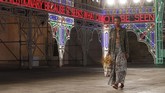 FOTO: Show Perdana Pandemi Dior Tanpa Penonton Rumah mode Dior menggelar fashion show di Piazza del duomo di Lecce, Italia. Namun show ini digelar tanpa penonton.