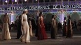 FOTO: Show Perdana Pandemi Dior Tanpa Penonton Rumah mode Dior menggelar fashion show di Piazza del duomo di Lecce, Italia. Namun show ini digelar tanpa penonton.