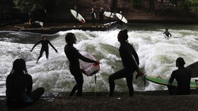 FOTO: Surfing di Tengah Kota Munchen