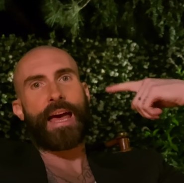 Adam Levine Botak dan Isap Ganja di Video Maroon 5 'Nobody's Love'