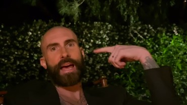 img-title Adam Levine Botak dan Isap Ganja di Video Maroon 5 'Nobody's Love'