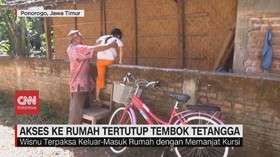 VIDEO: Akses Tertutup, Warga Panjat Tembok demi Masuk Rumah