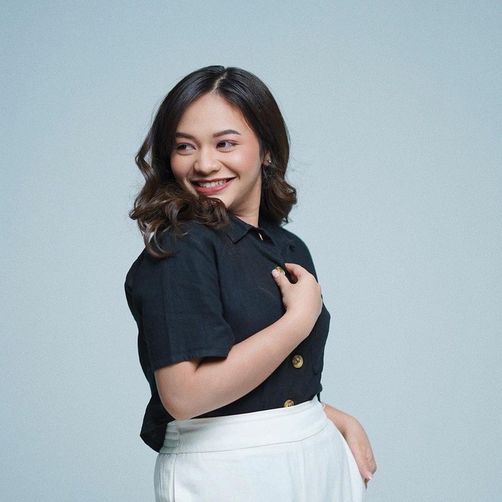 <p>Dari main di sitkom itu, aktris cantik ini kemudian memakai ‘Carla’ sebagai nama panggungnya. (Foto: Instagram @amelcarla)</p>